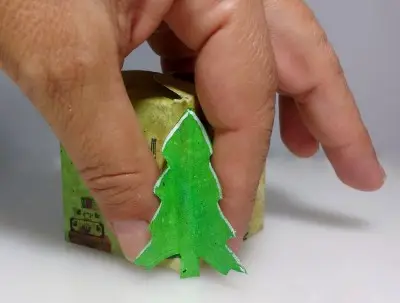 dos dedos sujetan mini árbol unido a mini caja